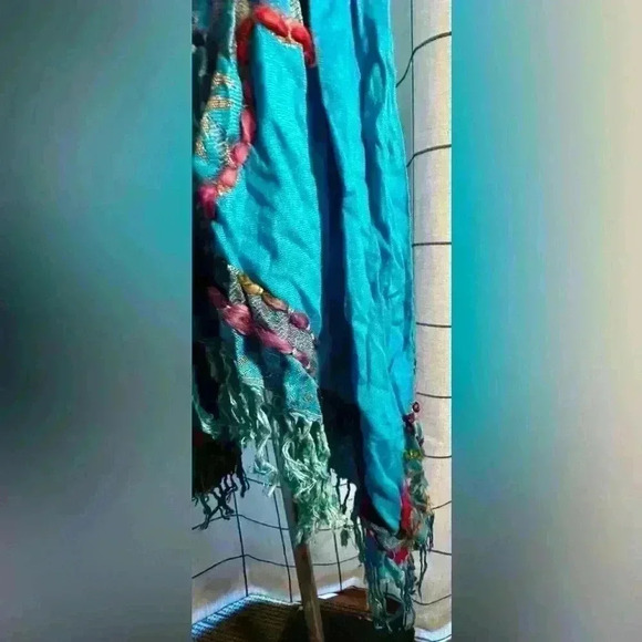 Beautiful turquoise wrap with embroidery embellishments - Picture 7 of 10